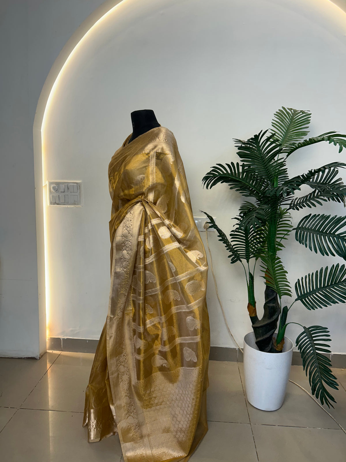 Golden Banarasi tissue saree pallu