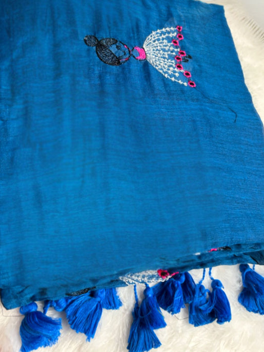 Azure blue mul cotton saree with hand-embroidered doll motif | Saviias Studioz